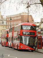Ein Wright NB4L New Routemaster (LT180) und zwei weitere Stadtbusse im Februar 2015 in London.