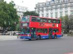 Ein Londoner Doppeldeckerbus auf der Linie 98 nach Willesden in Marble Arch.