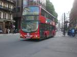 Ein Metroline-Doppeldecker auf der Linie 11 nach Fulham Broadway in der Nähe der Victoria-Station.