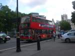 Ein Genarel-Doppeldecker auf der Linie 88 in der Nähe vom Big Ben.