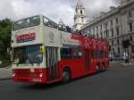 Ein Sightseeing-Tour-Bus auf der Westminster Bridge.