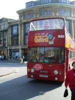 Dies ist ein typischer Bus für Stadtrundfahrten in Oxford. Busse wie diesen gibt es dort von verschiedensten Anbitern.