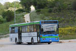 Mercedes O 407 als Shuttlebus beim Griechischen Tempel von Segesta bei Palermo. Die Aufnahme stammt vom 07.05.2018.
