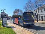 Ein Setra von Sardabus am 20.03.2026 um 14.23 Uhr in Valledoria an der Haltestelle  Piazza Europa .