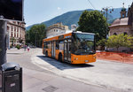 Ein BredaMenarinibus der SASA, unterwegs auf der Bozner Stadtbuslinie 1 (Piazza Dogana/Zollstange - Via Fago, Scuole/Fagenstraße, Schulen), am 8.7.2016 nahe der Haltestelle Piazza