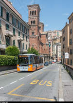 AMT Genova Bus 7008 am 2. Juli 2018 auf der Linie 36 Richtung Piazza Merani in der Via Almeria oberhalb des Bahnhofs Piazza Principe.