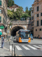 AMT Genova Bus 7054 am 2. Juli 2018 auf der Linie 34 Richtung Stazione Principe verlässt gerade die Galleria Nino Bixio und erreicht die Haltestelle Portello, wo auf das Funicolare Sant'Anna umgestiegen werden kann.