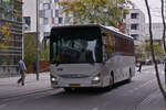 NC 5882, Iveco Croosway, der Gemeinde Esch Alzette, als Schulbus in den Straßen von Belval Université unterwegs.