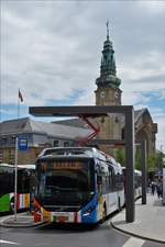 MZ 8497, Volvo 7900 Hybrid, mit dem Stromabnehmer wird an der Bushaltestelle am Bahnhof von Luxemburg, binnen 6 Minuten der Akku des Busses komplet geladen und der Bus kann seine Strecke bediennen.