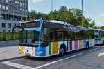 DU 9534, Mercedes Benz Citaro des VDL, wartet an einem Gebäude in der Stadt luxemburg auf seine Mitfahrer für eine Sonderfahrt.