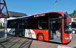 VE 2310, Irizar ie bus von Voyages Ecker, steht beim Bahnhof in Mersch. 18.08.2018