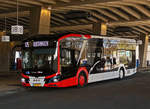 VE 2046 MAN Lion’s City e Bus von Voyages Ecker an der Bushaltestelle LuxExpo, unter dem Parkhaus in der Stadt Luxemburg 27.04 2021 