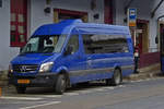 SB 0800,  Mercedes Benz Sprinter von Voyages Schiltz, hält in Wiltz am Bahnhof. 10.04.2019