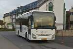 SB 8008, Iveco Croosway, von Voyages Schiltz, aufgenommen am Bahnhof in Wilwerwiltz.