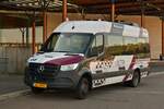 WE 3600,Mercedes Benz Sprinter, von WEmobility, steht am Rande des Busbahnhofs in Wiltz.