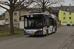 WE 3229 Karsan Atak, von WEmobility, auf der Linie 144, Park Hosingen – Licee Wiltz unterwegs, hat soeben die Bahnlinie in Wilwerwiltz berquert.