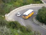 Ein typischer  Malta-Bus  kämpft sich den Berg nach Melliha herauf, 21.11.2009