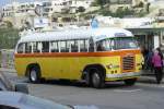 Ein typischer Malta-Bus am Berg in Mellieha, Fahrtziel: Valetta, 21.11.2209