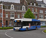 VDL Citea von Arriva, im Bild festgehalten beim Durchfahren eines Kreisverkehrs in Maastricht.
