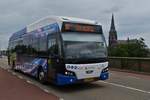 62-BNK-8 VDL Citea mit Werbung auf der Wilhelmina Brücke in Maastricht unterwegs. 17.07.2020