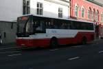 Auch rot-weisse Busse sind in Bergen zu sehen, zum Beispiel dieser Scania/Vest-Überlandbus, aufgenommen am 8.7.2010 im Stadtzentrum.