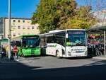 Graz. Am 27.10.2022 konnte ich am Europaplatz zwei Iveco Crossway von Dr. Richard ablichten. Links zu sehen ist ein Iveco Crossway der Linie 110, welcher seine Stehzeit abwartet, um nach Enzenbach aufbrechen zu können. Rechts zu sehen ist der W5342, welcher soeben als Ersatzbus nach Selzthal losgefahren ist.