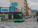 Graz. Am 10.10.2021 fand wieder der Graz Marathon statt, weshalb die Innenstadt gesperrt war und es deshalb zu großflächigen Umleitungen kam, so musste die Linie 34 bis zur Hüttenbrennergasse gekürzt werden. Wagen 111 konnte ich kurz vor dem Eintreffen bei der Endstation in der Schönaugasse fotografieren.
