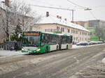Graz. Am Vormittag des 02.12.2023 hat es in der steirischen Hauptstadt ordentlich geschneit – Wagen 23 der Graz Linien ist hier als Linie 34E beim Verlassen der Haltestelle Fliedergasse zu sehen.