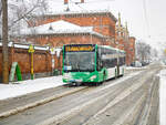 Graz. Am Vormittag des 02.12.2023 hat es in der steirischen Hauptstadt ordentlich geschneit – Wagen 27 der Graz Linien ist hier als Linie E5 beim Zentralfriedhof zu sehen.