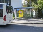 Das Wartehuschen Allerheiligen/Kirche einmal verlassen.
Bus 842 steht als O Olymp. Dorf bereit.