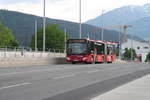 Mercedes-Benz O 530 III (Citaro 2. Generation) der Innsbrucker Verkehrsbetriebe, Bus Nr. 438, auf der Grenobler Brücke in Innsbruck. Links der Fahrbahn sieht man die neue Straßenbahntrasse, die dereinst den Bus der Linie O ersetzen soll. Aufgenommen 5.5.2018.