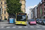 Innsbruck: Die Linie 502 (Bus SZ-195KI von Ledermair) ist wegen einer Veranstaltung in der Innenstadt über die Maximilianstraße umgeleitet, hier an der Haltestelle Landesgericht. Aufgenommen 10.5.2019.