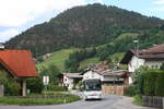 Iveco Crossway von Postbus BD-15112 als Linie 4074 nach Inneralpbach in Anfahrt auf die Haltestelle Brixlegg Mühlbichlsiedlung.