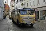 In der Vorweihnachtszeit verkehren zwischen Steyr und Christkindl täglich Nostalgiebusse, hier der Steyr Diesel 480 PT 480 am 07.12.2018 in der Innenstadt von Steyr