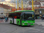 Graz. BD 15586, ein Iveco Crossway Dreiachser von Postbus, ist hier am 2.10.2020 als Linie 201 über den Jakominiplatz unterwegs.