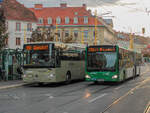 Graz. Mercedestreffen am 05.10.2021: Der BD 14155 von Postbus trifft hier auf Wagen 174 der Graz Linien am Jakominiplatz.