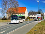 Feldkirchen. Am 11.03.2023 fährt der Postbus BD 14813 auf der Linie 630 zwischen Graz und Fernitz. Das Foto entstand zwischen den Haltestellen Feldkirchen Gemeindeamt und Flughafen Graz GRZ.