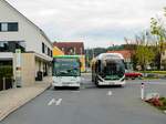 Fernitz-Mellach. Am 27.04.2023 trifft der Postbus BD 14819 auf Wagen 5 von Matzer am Erzherzog-Johann-Platz.