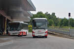 Iveco-Irisbus Crossway von Postbus (BD-15314 als Linie 853 und BD-15255 als Linie 850) an der Haltestelle Ried i.I. Bahnhof. Aufgenommen 30.5.2023.