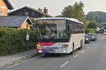Setra S 400er-Serie von Postbus (BD-15795) als Linie 121 an der Haltestelle Seeham Ortsmitte.