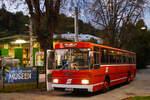 Graz. Kurz nach Sonnenuntergang am 04.10.2025 steht der ehemalige ÖBB BahnBus für Fotozwecke neben dem Tramway Museum Graz.