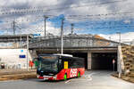 Graz. Postbus BD 15007 erreicht hier am 17. Februar 2026 als Schienenersatzbus die Endhaltestelle Puntigam.