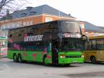 Doppelstockbus der Fa. WINTEREDER-Busreisen hat am alten Busbahnhof in RIED i.I. gerade Reisende aufgenommen.
