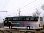 SETRA eines Innviertler Reiseunternehmen quert den Bahnbergang in Bruck/Leitha; 081112