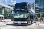 Tirol impft: Setra S431DT von Beat the Street als mobiles Impfzentrum beim Einkaufzentrum DEZ in Innsbruck.