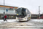 Volvo 9900 von Reisen Fr�ch als Schienenersatzverkehr f�r die Unterinntalbahn am Bhf. Hall in Tirol. Aufgenommen 8.1.2026.