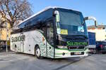 Volvo 9900 von Sulzbacher ist als Schienenersatzverkehr f�r die Unterinntalbahn in Hall in Tirol, Pfannhausstra�e/Augasse abgestellt.