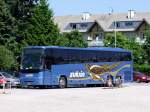 VOLVO-Bus der Fa.Zuklin erreicht den Parkplatz vom FILL-Metallbaustadion in Ried; 090517