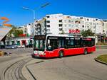 Wien. Der Wiener Linien Wagen 8160 wendet hier am 29.09.2023 als Linie 61B nach Liesing in der Schleife Siebenhirten.