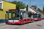 04.05.2024: Wiener Linien Wagen 8148 und 8169 als 61A und 61B in der Endstation Vösendorf-Siebenhirten